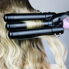 ¡Ondas playeras, bohemias o retro!




 El Triple Barrel Waver presenta un diseño personalizado de tres barriles para crear ondas duraderas y sin arrugas con mayor cuerpo y rebote. Esta herramienta imprescindible para el cabello crea ondas glamorosas playeras, de los 90, bohemias o retro de Hollywood. Apto para uso en todo tipo de cabello.

 ¡Perfecto para todo tipo de cabello!






 Digital, ajustable 180°F - 430°F

 Barriles de cerámica de turmalina

 pantalla LCD

 Consejos interesantes p Hollywood Glam Waves, Hair Straightener Holder, 3 Barrel Curling Iron, Retro Hollywood, Professional Hair Tools, Glam Waves, Barrel Curling Iron, Hair Waver, Nano Technology