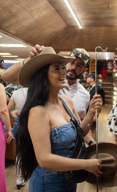 Adriana Y Jorge, Rancho Fits, Western Inspired Outfits, Vaquera Outfits, Outfit Vaquero, Country Chic Outfits, Outfits For Mexico, Mexican Outfit