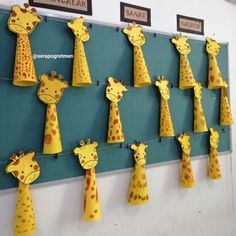 the paper giraffes are hanging on the wall