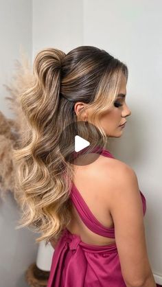 🔹🔸 Michell Marçal  🔸🔹 on Instagram: "Semi-preso lindo pra vocês se inspirarem 🫶🏻

Produtos @rigolimhairco 

#produtosrigolimhaireco #produrosrigolim #love #hairstyle #hairstyles 
#haircolor #hairideas #hairfashion #hairinspiration #penteados #hairsalon #hairoftheday #hairclips #love" Ponytail Hairstyles With Curls, Easy Hairstyles For Long Hair For Wedding, Semi Updo Hairstyles, Wedding Hairstyles 2024, Matron Of Honor Hairstyles, Formal Party Hairstyles, Cocktail Hairstyles, Party Hairstyles For Medium Hair, Upstyles For Long Hair