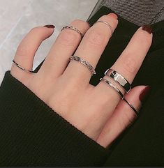 Accesories Aesthetic Silver, Ring Girl Aesthetic, Silver Aesthetic Rings, Perfect Hands Aesthetic, Hand Accessories Aesthetic, French Girl Aesthetic Vintage, Rings Aesthetic Women, Silver Rings Aesthetic Vintage, Aesthetic Rings Vintage