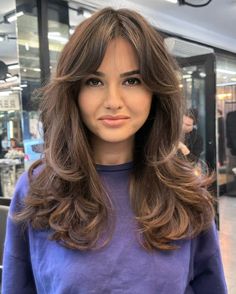 Butterfly Layered Long Hair with Curtain Bangs Round Face Haircuts Medium, Medium Length Hair Layered, Medium Hair Round Face, Haircuts For Medium Length Hair Layered, Hair Inspo Wavy, Layered Hair Medium, Light Auburn Hair, Haircuts For Round Faces, Hairstyle For Chubby Face