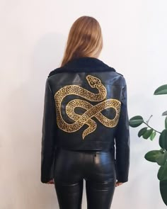 Beautiful vintage moto jacket in black faux leather, custom hand painted with unique mystic serpent artwork in gold paint. Silver tone zip and faux leather belt. Black faux fur collar - not detachable. Made in Italy Size XS/S Free Shipping Each item is carefully and nicely wrapped in tissue paper and shipped in a bubble bag or box. Find more of my vintage pieces at www.chezmargot.etsy.com Paint Leather Jacket, Serpent Artwork, Diy Leather Jacket, Snake Jacket, Hand Painted Jacket, Black Shearling Jacket, Painted Leather Bag