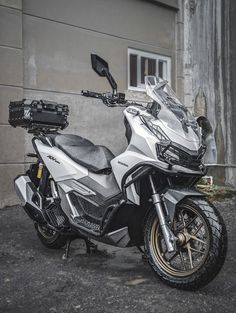 a motorcycle parked in front of a building