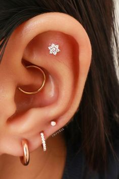 Cute Ear Piercings Combinations, Pretty Earrings Studs, Impuria Ear Piercing, Ear Piercing Combinations, Bellybutton Rings, Ear Piercing Ideas, Ear Piercings Chart, Double Ear Piercings, Ear Piercing Jewelry