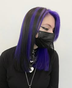 Pelo Morado Aesthetic, Black Hair With Purple Streaks, Purple And Black Hair, Black And Purple Hair, Hidden Hair Color, Split Dyed Hair