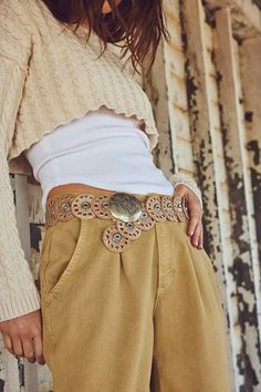 Coin Belt Outfit, Stripped Jeans Outfit, Boho Belt Outfit, Cool Belts, Country Western Fashion, Western Looks, Montana Western, Belt Outfit, Follow Your Arrow