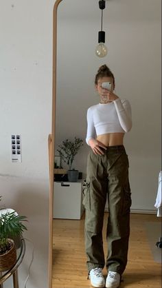 Cargo Outfit, Cargo Pants Outfits, Modele Fitness, Baddie Outfit, Cargo Pants Outfit, Swaggy Outfits, Inspired Outfits, Casual Style Outfits, Mode Inspiration