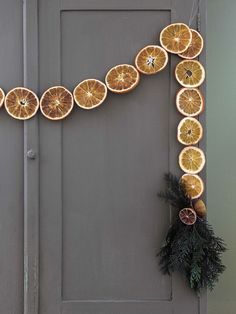 orange slices are arranged in the shape of a garland