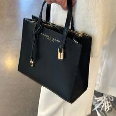 Marc Jacobs Purse Black Leather With Gold Accents Marc Jacobs Snapshot Bag, Classy Purses, Marc Jacobs Purse, Marc Jacobs Handbag, Reversible Tote Bag, Marc Jacobs Tote, Teal Leather, Black Leather Tote Bag, Hobo Style