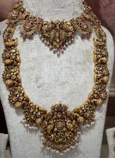 Wedding Stage Backdrop, Jewellery Board, Choker Necklace Designs, Stage Backdrop, Antique Bridal Jewelry, Blouse Designs Silk, Antique Jewelry Indian, Jewelry Indian, Wedding Stage