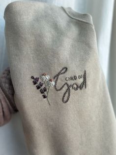 Embroidered Bible Verse Shirt, Hand Embroidered Mama Shirt, Christian Embroidered Sweatshirt, Embroidery Ideas Clothes, Hand Embroidery On Clothes, Cute Embroidery Ideas, Christian Embroidery Designs, Things To Embroider, Homemade Embroidery