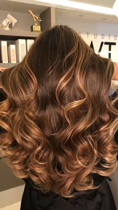 30 Stunning Looks Of Brown Hair With Caramel Highlights Burnt Orange Highlights On Brown Hair, Red And Carmel Hair Color, Carmel Lowlights On Brown Hair, Baby Lights Caramelo, Burnett Hair Color Ideas, Caramel Highlights Brown Hair, Faith Nails, Cinnamon Balayage, Spring Hair Color Trends