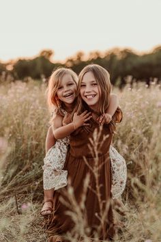 Family - Lauren Bogert Photography Fall Family Photo Location Ideas, Family Sibling Pictures, Sibling Photo Shoots Outdoor, Boho Sibling Photoshoot, Photo Poses Siblings, Sister Family Pictures, Sister Picture Ideas Kids, Sitting Poses Family Photography, Family Photos 3 Daughters