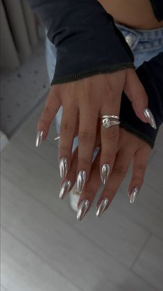 Discover the best bridesmaid nails ideas that you will absolutely love. Get inspired for your wedding day with stunning nail designs. Chrome Nails Silver, Chrome Nail Colors, White Chrome Nails, Pink Chrome Nails, Milky Nails, Chrome Nails Designs, Mirror Nails, Silver Nail