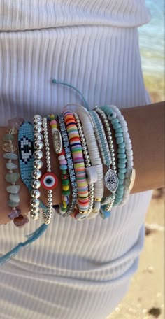 Bracelets Y2k, Heishi Bracelets, Layering Bracelets, Surfer Bracelets, Jewelry Accessories Ideas, Summer Bracelets, Girly Jewelry