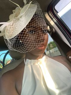 Veil Hat Vintage, Vintage Fascinator Hats, Wedding Hats For Bride Vintage Style, Fascinator Hairstyles Black Women, Bridal Fascinators Headpieces, High Tea Outfits For Women Classy, African Hats For Women, Fascinator Hats Outfit Classy, Church Wedding Guest Outfit