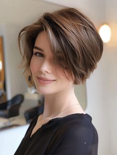 Revamp Your Look with Short Layered Haircuts Pixie Bob Haircut Short, Modern Short Haircuts, Pixie Haircut Ideas, Chic Bob, Haircuts Ideas