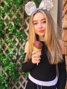 ᔕᗩᗷᖇiᑎᗩ ᑕᗩᖇᑭeᑎteᖇ eᗩtiᑎg iᑕe ᑕᖇeᗩᗰ Sabrina Carpenter Instagram, Minnie Ears, Fav Celebs, Bright Light, Disney Channel, Nicki Minaj