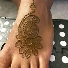 someone has henna tattoos on their feet