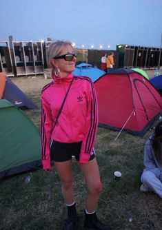 Festival Outfit Sequin, Layered Festival Outfit, Boomtown Outfit Ideas, Boiler Room Outfit Aesthetic, Chilled Festival Outfits, English Festival Outfit, Reading Festival Outfit Ideas, Australian Festival Fashion, All Points East Festival Outfit