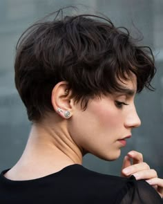 Pixie Styling, Hair Shots, Tomboy Haircut, Short Black Hair, Messy Haircut, Hair References, Short Hair Pixie Cuts