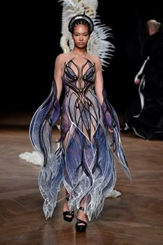 Iris Van Herpen And The Future Of Haute Couture - Grazia Alien Clothing, Science Fashion, Alien Clothes, Damon Slayer, Paris Haute Couture, Collection Couture, Iris Van Herpen, Fashion Gowns, Couture Week