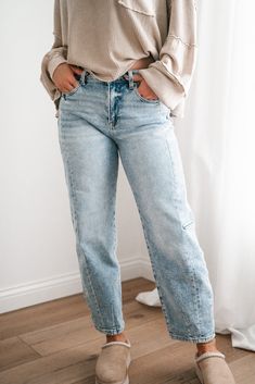 Risen Kelly Barrel Jeans Mom Jeans And Boots Outfit, Cropped Jeans Outfit Fall, Barrel Jeans Winter Outfit, Barrel Jeans Fall Outfit, Fall Outfits Barrel Jeans, Barrel Jeans Outfit Fall, Trendy Jeans For Women, Spring Light Wash Mid-rise Cropped Jeans, Comfortable Fall Outfits