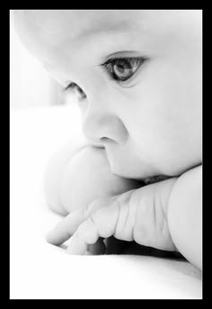 a black and white photo of a baby's face with the words, papaada manha ha um milagre del us que que seu seja seia sela maravil