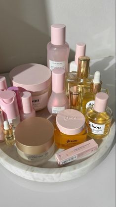 Lots Of Skincare Products, Girl Doing Skincare Aesthetic, Aestethic Self Care, Skin Care Aesthetics, Skincare And Beauty, Wellness Self Care Aesthetic, Make Up Stuff Aesthetic, Astetic Skin Care, That Girl Skincare Products