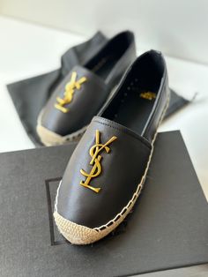 Luxury Black Flat Heel Espadrilles, Gucci Luxury Open Toe Espadrilles, Luxury Designer Black Espadrilles, Black Luxury Flat Espadrilles, Luxury Black Slip-on Espadrilles, Espadrilles Wedges, Stylish Shoes, Shoes Sandals, Espadrilles