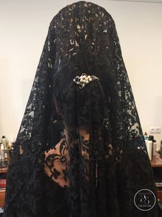 ¡Diferentes modelos de encaje negro para tú mantilla! Foto mantilla: google #TejidosEncarnita #Mantilla #TejidoDeEncaje #SemanaSanta2019 #Telas #Tejidos #Costura Black Lace Fabric Wedding, Black Lace Cloak, Black Lace Fabric Pattern, Gothiv Lace Fabrics, Black Lace, Kimono Top, Lace, Women's Top, Black