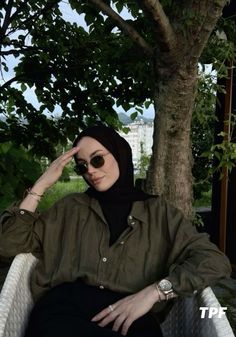 #fashion #fashionista #fashionable #fashionstyle #style #stylish #clothing #clothes #outfits #ootd #look #simple #minimalist #casual #basic #classy #classic #chic #elegant #hijabi #hijabfashion #hijab #shopping #ad #casualstyle #green #blouse #turkishgirl #shopping #ad Hijab Shopping, Hijabi Casual, Hijabi Fashion Summer, Modest Casual Outfits, Celebrity Casual Outfits, Modern Hijab