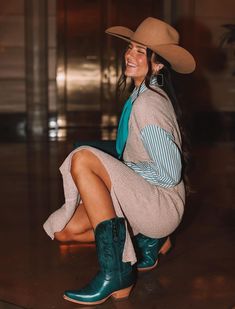 Explore the perfect blend of country and casual with our edit of 15 chic rodeo outfits for women! These Western outfit ideas are perfect for any cowgirl looking to elevate their 2024 look, whether you're attending a show in Houston, Texas, the NFR, or another event in the country. As an example, we love this colorful look with turquoise boots and a cowboy hat. Texan Style Outfits, Fashion Show Outfits Attending A, Roper Boots Women's Outfit, Turquoise Boots, Rodeo Chic