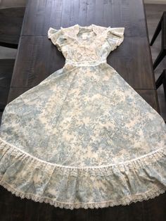 1800s Dresses Casual, Antique Outfits, Dresses Coquette, Cottage Core Dresses, Cottagecore Fashion, Gunne Sax, Feminine Outfit, Dream Clothes, Teen Fashion Outfits