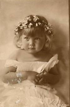 Her Highness Princess Caroline Mathilde of Saxe-Coburg and Gotha (1912-1983) Queen Victoria Descendants, German Royal Family, Queen Victoria Family, Anastasia Romanov, Vintage Children Photos, Princess Alice, Royal Babies, Giclee Painting, European Royalty