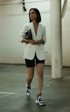 White Blazer Outfits, Blazer E Short, Outfit Chic, Blazer Outfit, Biker Short, Parking Garage, Blazer And Shorts