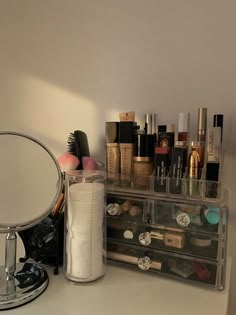 Organize Makeup Aesthetic, Makeup Organizers Aesthetic, Aesthetic Makeup Desk Decor, Makeup Table Storage, Makeup And Skincare Organization Aesthetic, Desk Organization Ideas Makeup, Desk Makeup Aesthetic, Makeup Holder Aesthetic, Makeup Desk Inspo Aesthetic