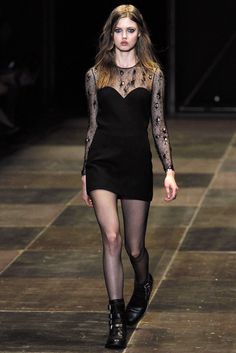 Saint Laurent Fall 2013 Ready-to-Wear Collection - Vogue Lindsey Wixson, Fancy Fits, Fashion Sketch, Rocker Chic, Dark Fashion, Vogue Paris, Looks Style, Apparel Design