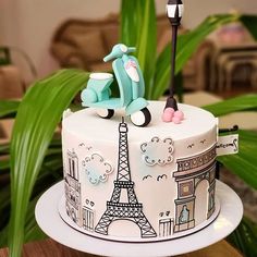 there is a cake with the eiffel tower on it