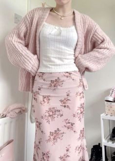 Fancy Pink Outfits Classy, Pink Long Skirt Outfit Ideas, Aesthetic Clothes Modest, Light Feminine Aesthetic Outfit, How To Style Outfits Ideas, Feminine Girly Outfits, Feminine Winter Outfits Girly, Pink Modest Outfits, Flowy Skirt Outfit