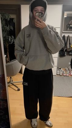 Outfits W Black Sweatpants, Gray Baggy Sweatpants Outfit, Oatmeal Essentials Hoodie Outfit, Fit Inspo For School Outfits Fall, Masc Sweatpants Outfit, Hoodie And Sweats Outfit, Grunge Sweatpants Outfits, Black Sweatpants Outfit Winter, Sweat Pants Outfit Winter