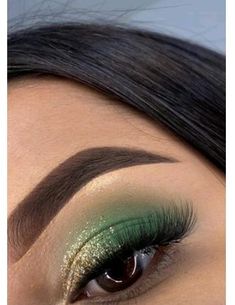 Quinceañera Makeup Ideas Green, Quince Makeup Looks Emerald Green, Dark Green Hoco Makeup, Forest Goddess Makeup, Dark Green And Gold Makeup, Green Wedding Makeup Looks, Earth Element Makeup, Emerald Green Quinceanera Makeup, Tiana Inspired Makeup