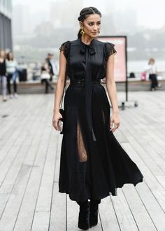 STYLECASTER | NYFW 2018 Street Style | Shay Mitchell Shay Mitchell Style, 2018 Street Style, Woman In Black, Fashion Media, Moda Chic, Shay Mitchell, Looks Street Style, Black Women Fashion, Winter Mode