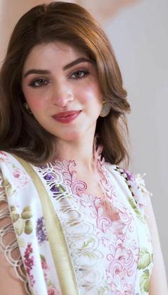 Pakistani Actress Pics, Pakistani Actress Dresses, Makup Looks, Shiny Makeup, Pakistani Beauty, Kinza Hashmi, Christmas Outfit Ideas, Jewelry Knowledge, Learn Makeup