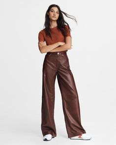 Brown Leather Pant, Dark Autumn Outfits, Brown Leather Leggings, Academia Aesthetic Clothes, Leather Pants Outfit Ideas, Minimal Mom, Wide Leg Trousers Outfit, Leather Couture