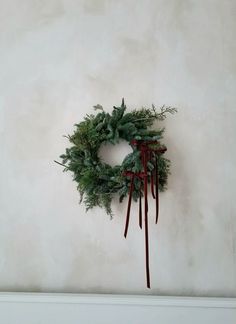 Simple but chic home decoration for christmas, pine and bow Velvet Bows, Decoration For Christmas, Cozy Christmas Decor, Xmas Deco, Christmas Interiors, Christmas Inspo, Minimalist Christmas, Navidad Christmas, New Year Decor