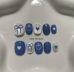 Short Nails Nail Art Simple, Short Nails Ideas Blue, Graffiti Nails, Shiny Nails Designs, Kutek Disney, Art Deco Nails, Makeup Nails Art