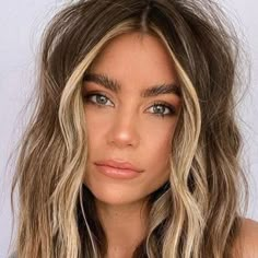 Light Money Piece Hair, Short Brown Hair With Money Piece, Money Piece And Underneath Hair, Brown Hair Blonde Money Piece, Money Peice Hair Ideas, Chunky Money Piece Hair, Light Brown Hair With Money Piece, Dirty Blonde Hair With Money Piece, Peekaboo Balayage