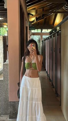 Classy Summer Vacation Outfits, San Juan Puerto Rico Outfits, Clothes For Beach, Euro Aesthetic, Beachy Fits, Beach Capsule, Hawaii Fits, Goa Outfits, Long White Skirt